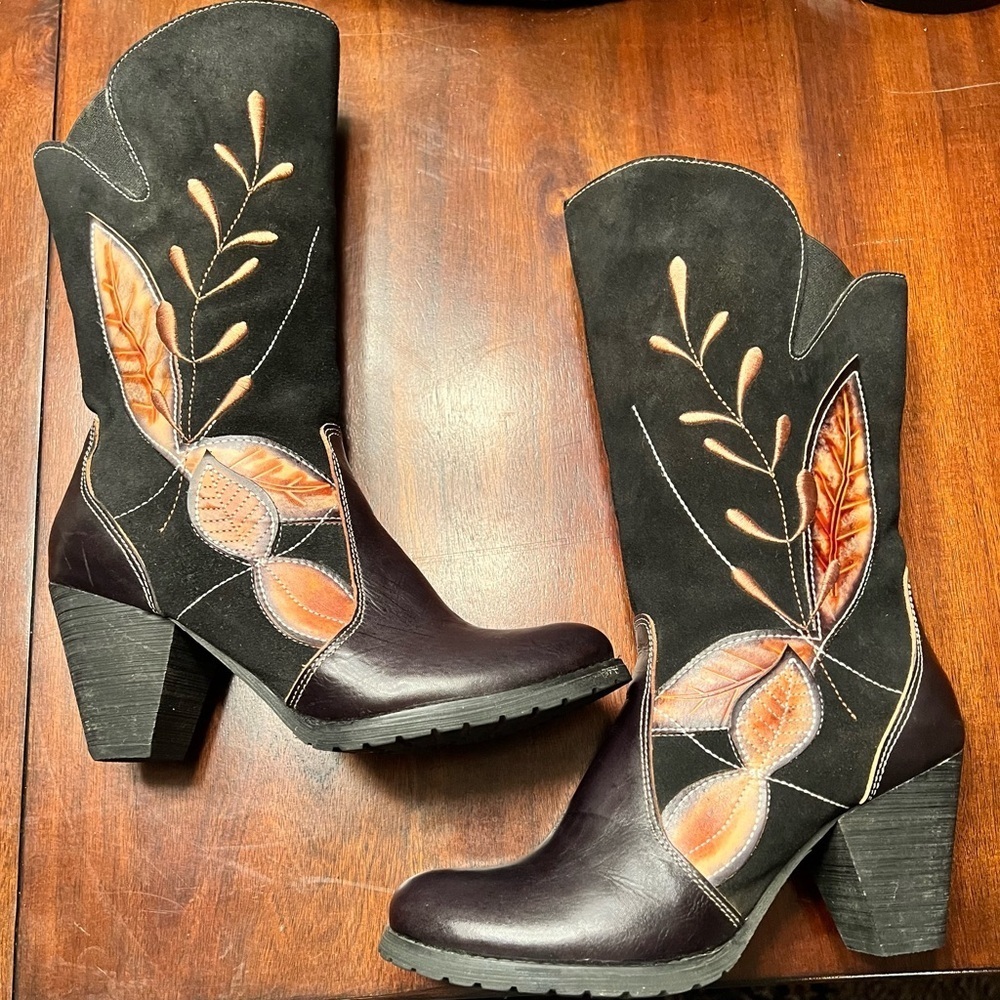 EUC! Spring Step black suede boots, beautiful embellished tan embroidery Size 39